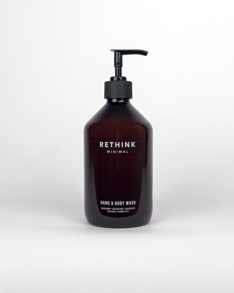 Flüssiges Hand & Body Wash mit natürlichen Inhaltsstoffen der Marke Rethink Minimal. Braune rPET (PCR) Flasche die einer Braunglasflasche zum Verwechseln ähnlich sieht. Mit Pumpspender und minimalistischem Druck direkt auf der Flasche. Vorderseite der 500ml Flasche.