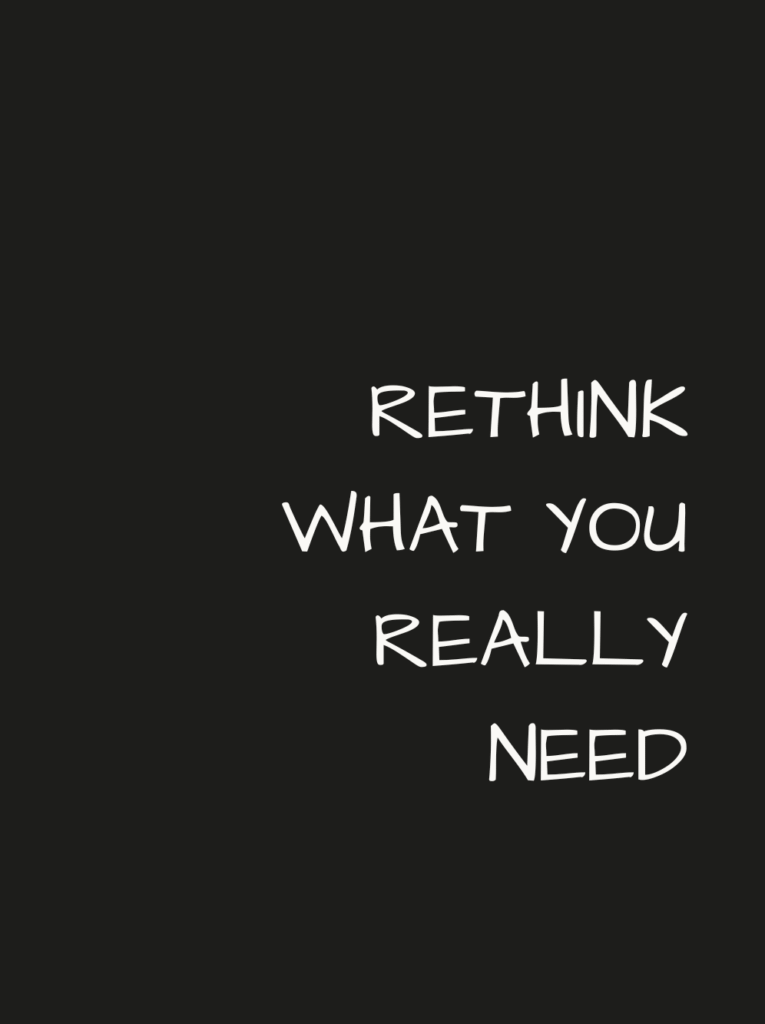 Weißer handgeschriebener Text „Rethink what you really need“ auf dunklem, minimalistischen Hintergrund. Gespiegelt im Vergleich zum Bild mit dem hellen Hintergrund.
