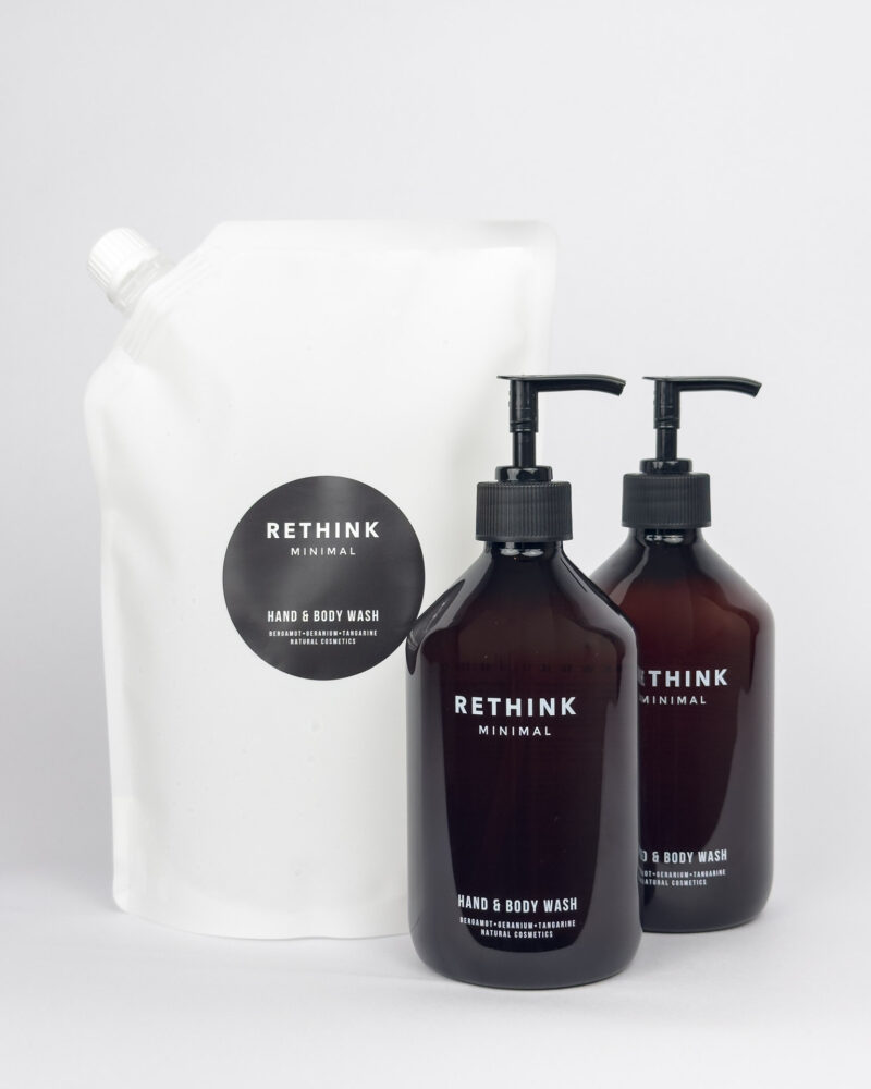 Zwei braune 500ml rPET (PCR) Flaschen mit Pumpspender und ein weißer 1l Refill-Beutel für natürliches Hand- und Body Wash, nachhaltiges Nachfüllsystem. Beides von der Marke Rethink Minimal