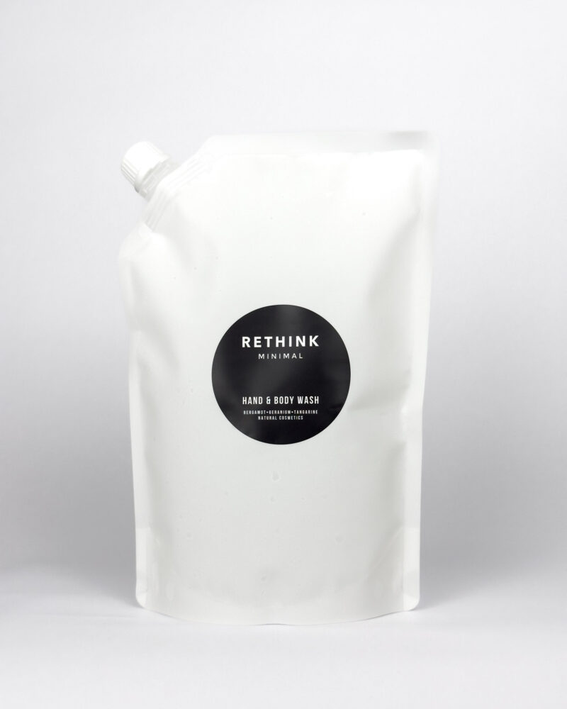 Weißer Refill-Beutel aus 100% Monomaterial für natürliches Hand- und Body Wash mit rundem, schwarzem Etikett und minimalistischer Gestaltung.