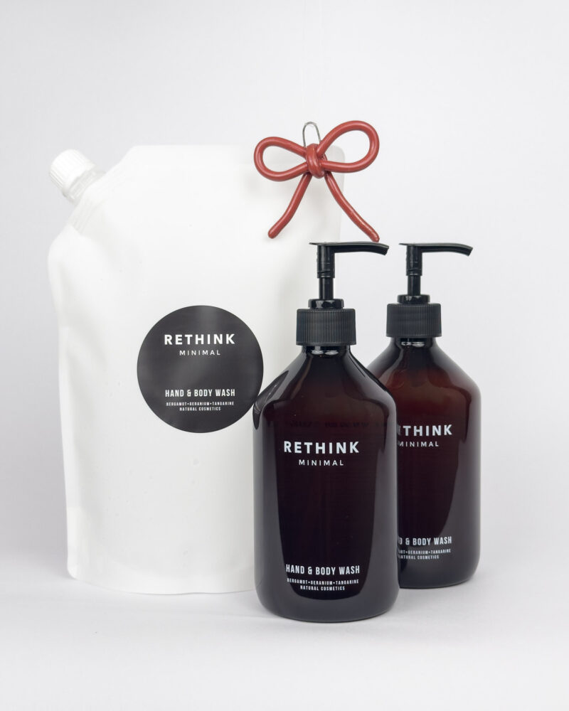 Zwei braune 500ml rPET (PCR) Flaschen mit Pumpspender und ein weißer 1l Refill-Beutel für natürliches Hand- und Body Wash, nachhaltiges Nachfüllsystem. Zusätzliche Masche um Geschenkcharakter des 365 Sets hervorzuheben