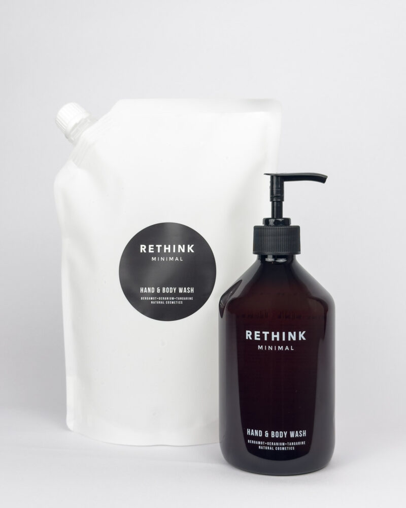 Eine braune 500ml rPET (PCR) Flasche mit Pumpspender und ein weißer 1l Refill-Beutel für natürliches Hand- und Body Wash, nachhaltiges Nachfüllsystem. Beides von der Marke Rethink Minimal